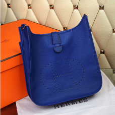 Geantă crossbody Hermes Evelyne III Togo din piele, albastru electric